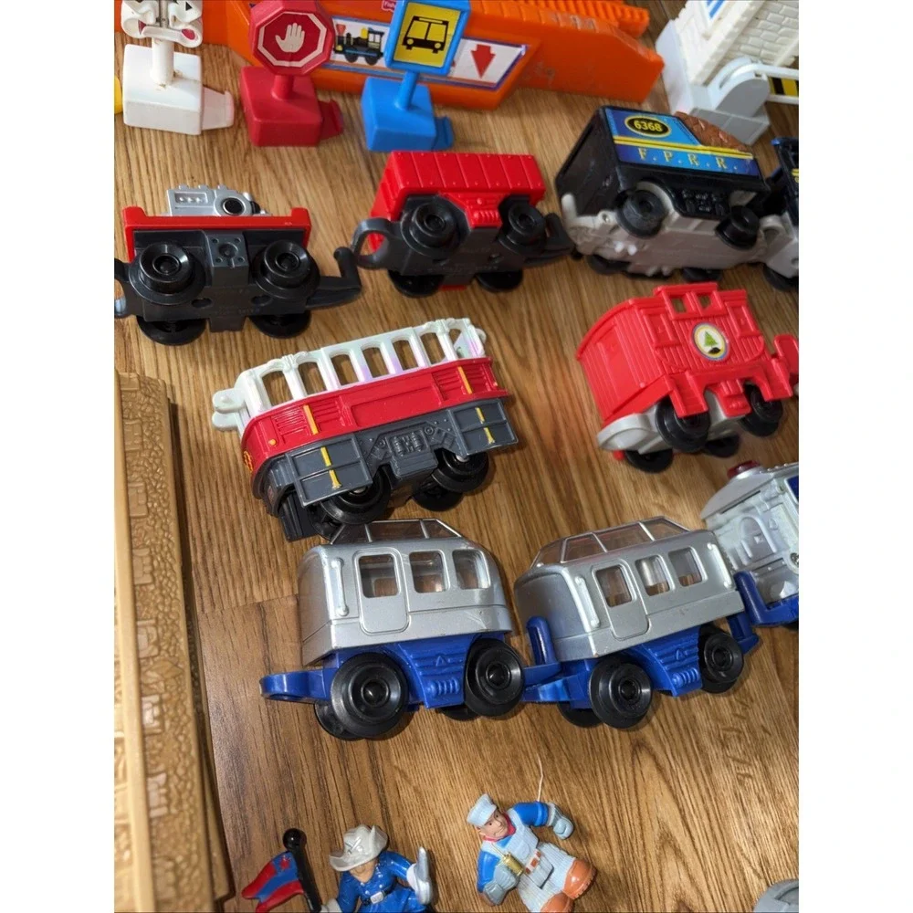 GeoTrax LARGE LOT 80+ Trains People Signs Building Tracks Controllers Untested